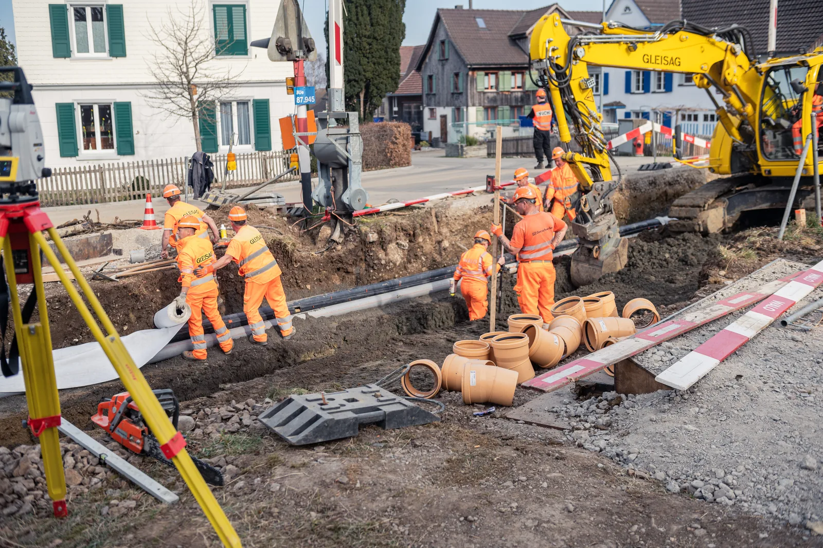 Mitarbeiter im Betrieb – Business- und Architekturfotografie